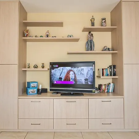 Апартаменты Pallini Court